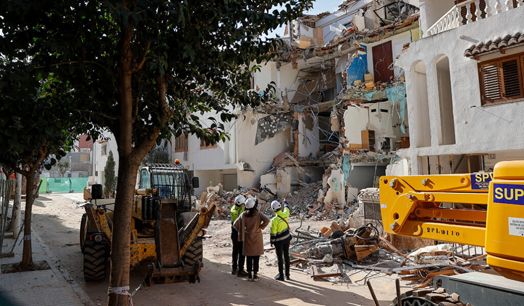 Derribo la semana pasada de unas casas afectadas por la DANA. Los daños siguen dificultando el acceso a la vivienda.