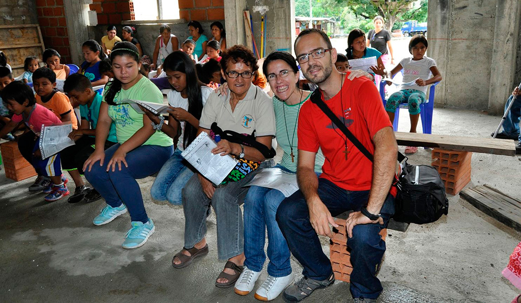 Cuervo y su mujer durante sus experiencias misioneras.