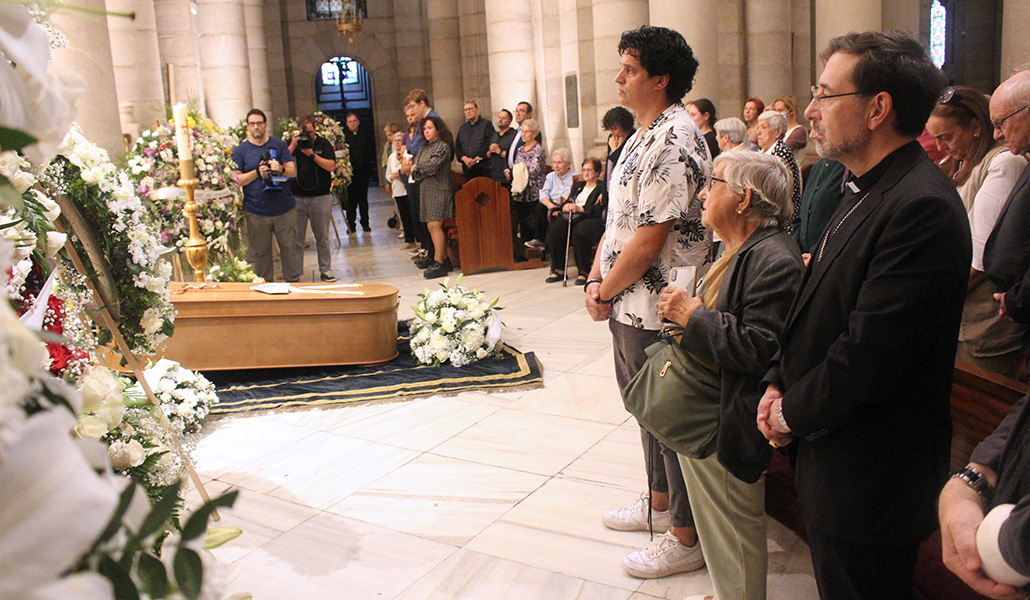 El cardenal Cobo y numerosos fieles en la cripta