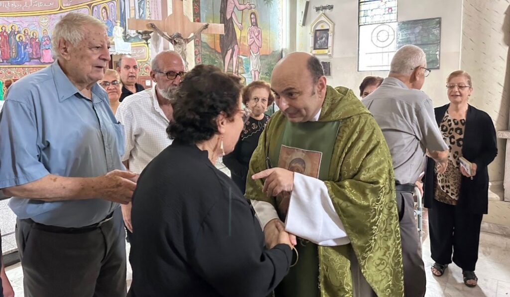 Romanelli saluda uno a uno a los feligreses tras la Misa