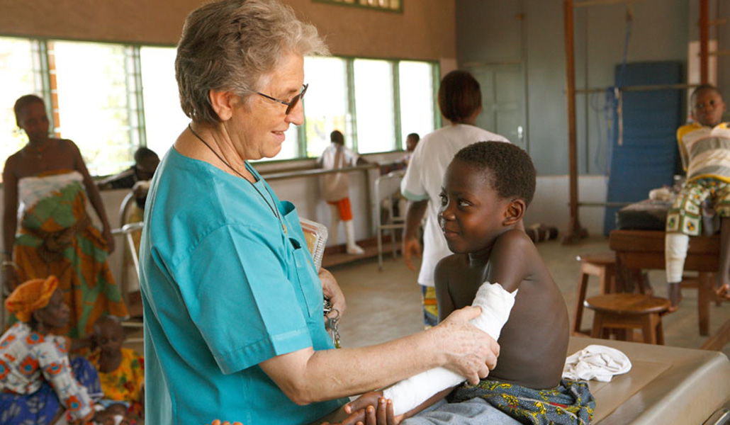 Con un paciente. En ocasiones, los vendajes cubren todo el cuerpo.