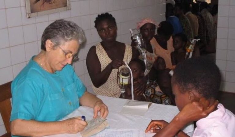 La misionera en un dispensario en Benín.
