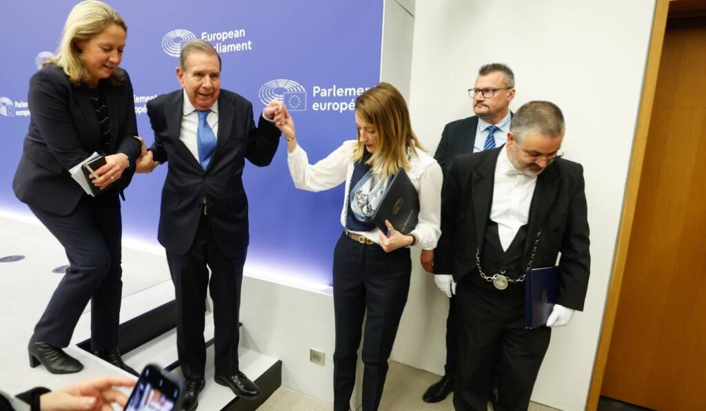 Edmundo González tras recoger el Sájarov el año pasado.