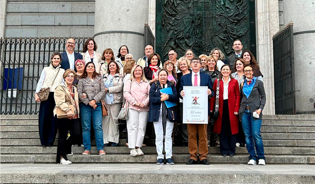 Miembros de los grupos parroquiales de mutua ayuda al duelo, el sábado delante de la catedral.