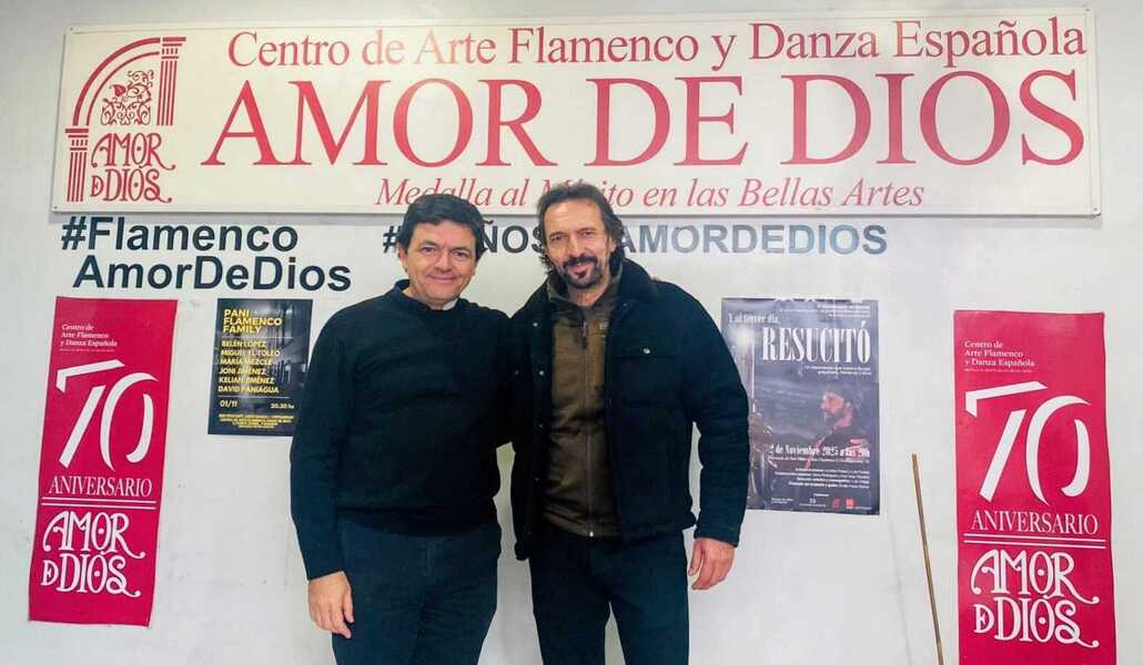 El sacerdote en la escuela Amor de Dios. Foto cedida por Emilio Pérez