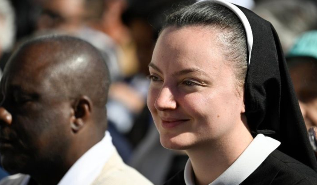 Religiosa durante la Misa del Papa