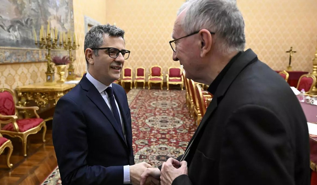 El ministro de la Presidencia, Justicia y Relaciones con las Cortes, Félix Bolaños, junto a Pietro Parolin, secretario de Estado de la Santa Sede en la reunión que mantuvieron en mayo de 2025