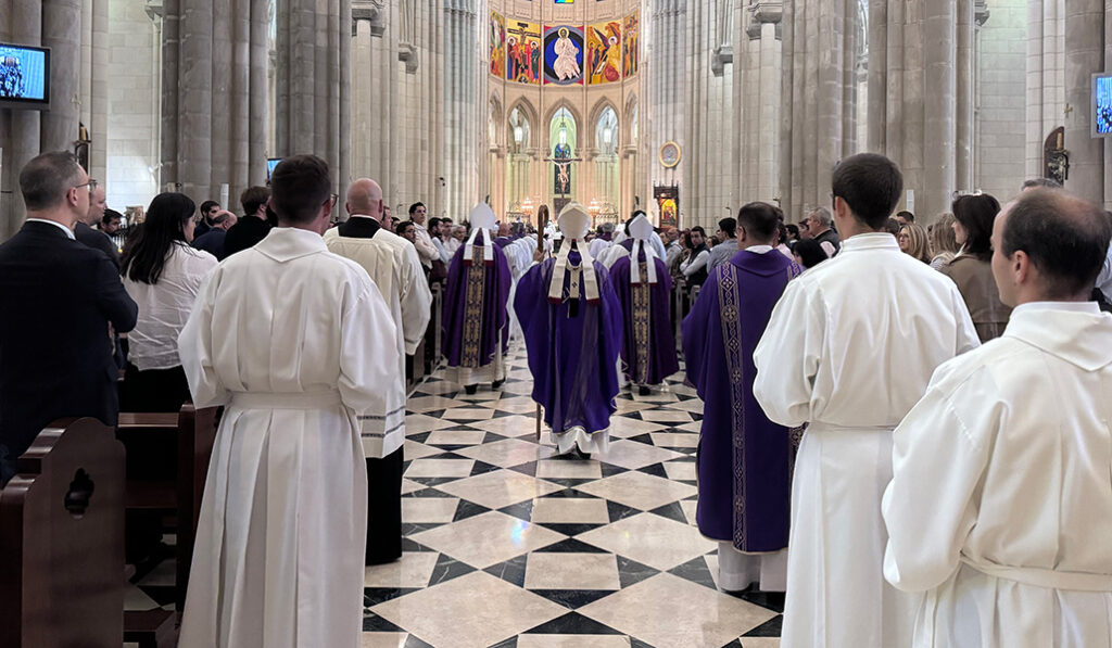 Procesión de entrada a la catedral de la Almudena para el funeral de José Antonio Álvarez