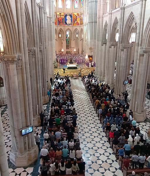 La catedral se llenó de fieles y amigos para despedir a su obispo auxiliar.