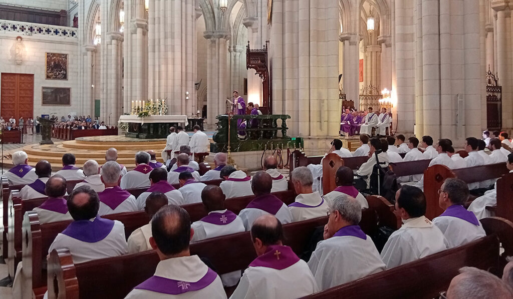 A la celebración acudieron numerosos sacerdotes de todo Madrid.