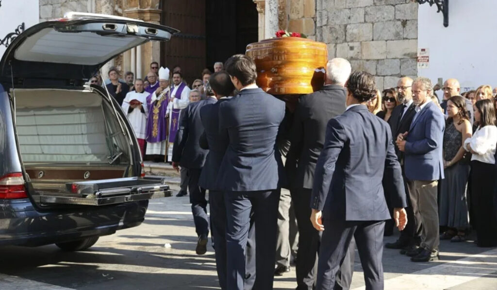 El féretro a su llegada