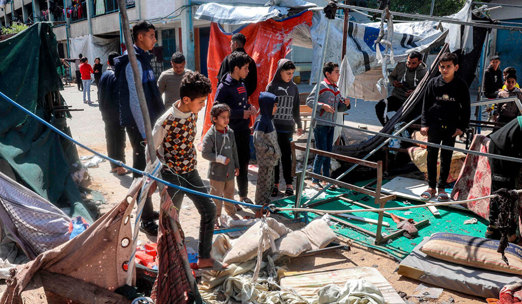 Tienda golpeada el 24 de marzo por un misil dentro de un colegio en el campo de refugiados de Nuseirat, en Gaza