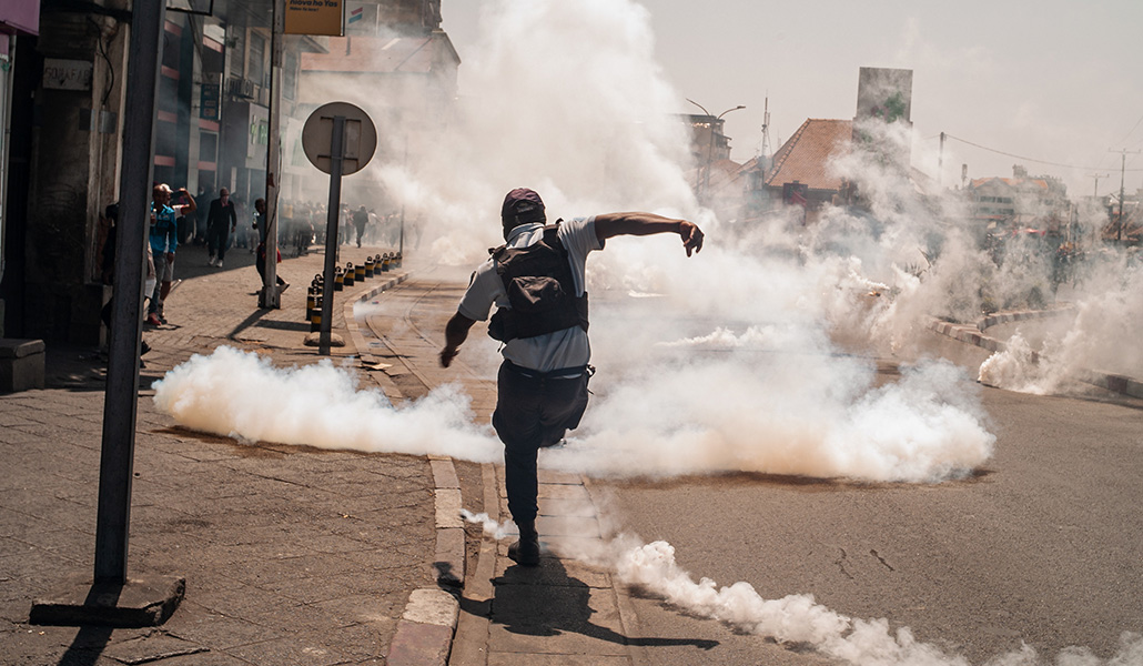 Manifestante frente al gas lacrimógeno en Antananarivo (Madagascar) el 25 de septiembre.