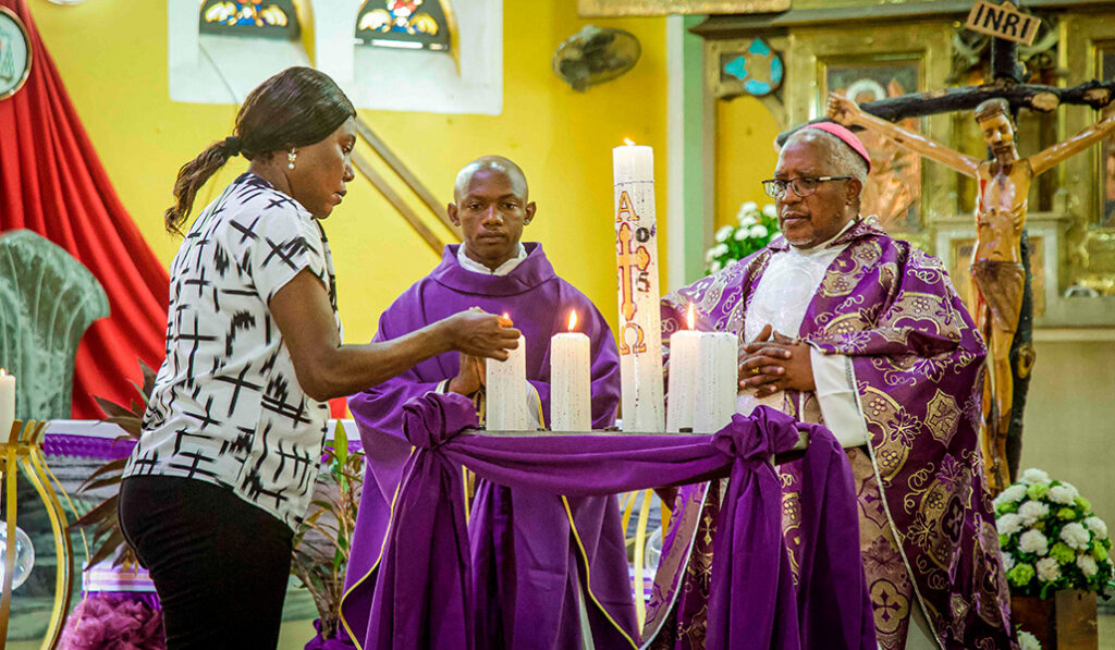 El arzobispo de Dar es Salaam preside un funeral por las víctimas el día 10.