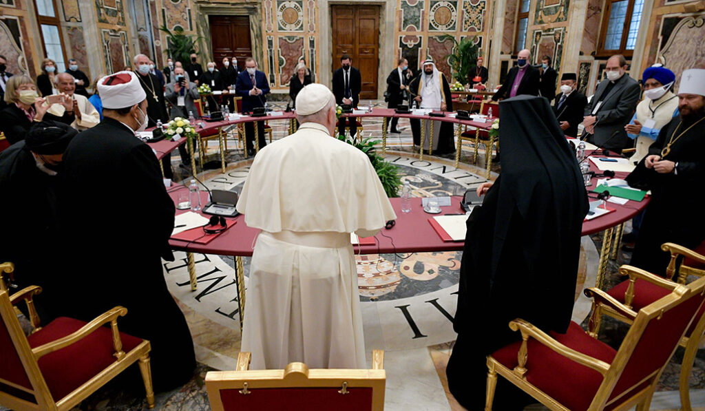 El Papa Francisco y líderes religiosos en un encuentro sobre el Pacto Mundial por la Educación en 2021.