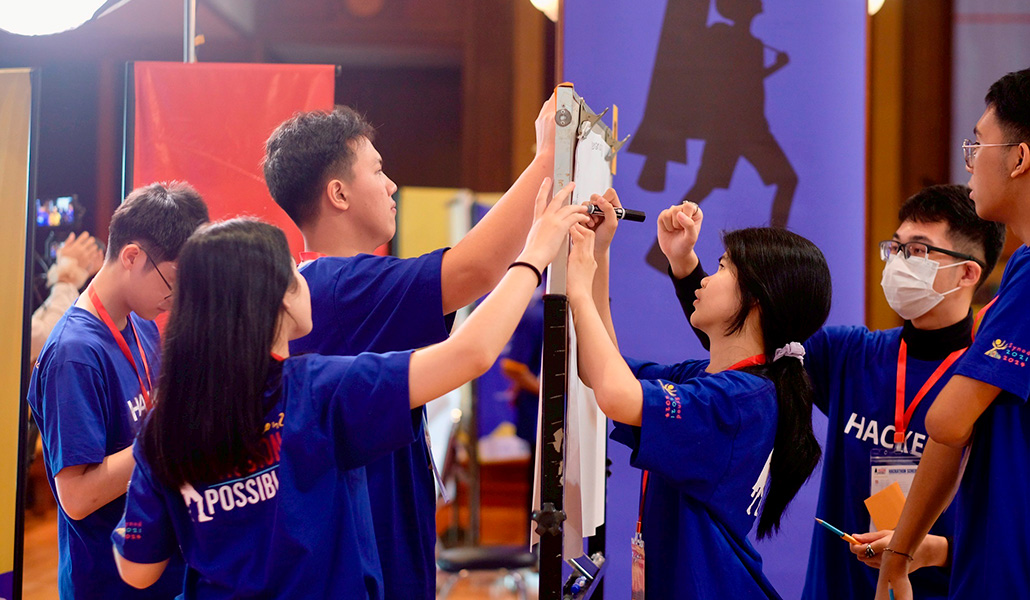 En el 'hackaton' los jóvenes tailandeses ponen sus talentos en común para solucionar problemas sociales.