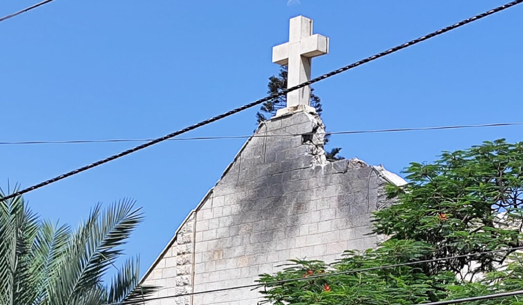 Daños en la fachada de la Iglesia de la Sagrada Familia en Gaza.
