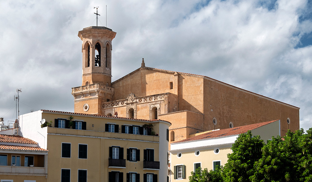 Fachada exterior, en Mahón, al oeste de Menorca.