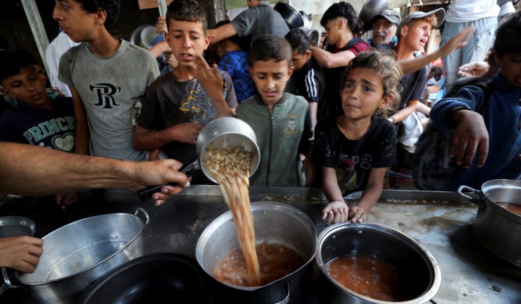 Reparto de comida en la Franja.