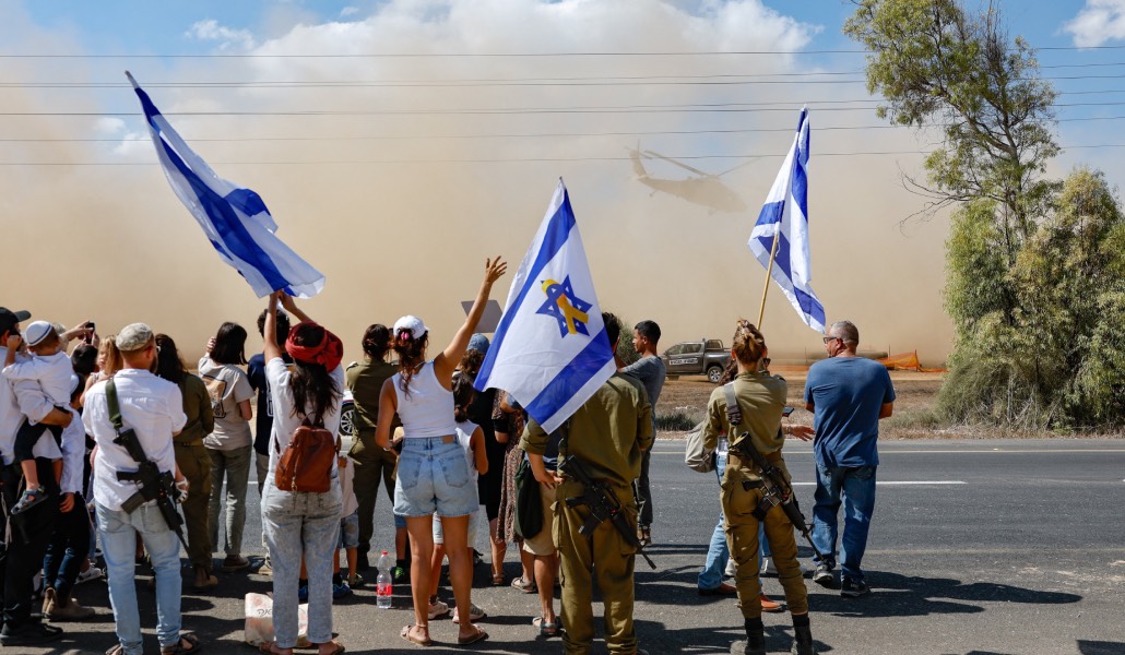 Israelíes esperan la liberación de los rehenes el pasado lunes.