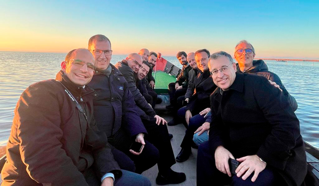 Secilla, segundo por la izquierda, y Álvarez, tercero por la derecha, en un convivencia de formadores en Valencia. Foto cedida por Antonio Secilla.