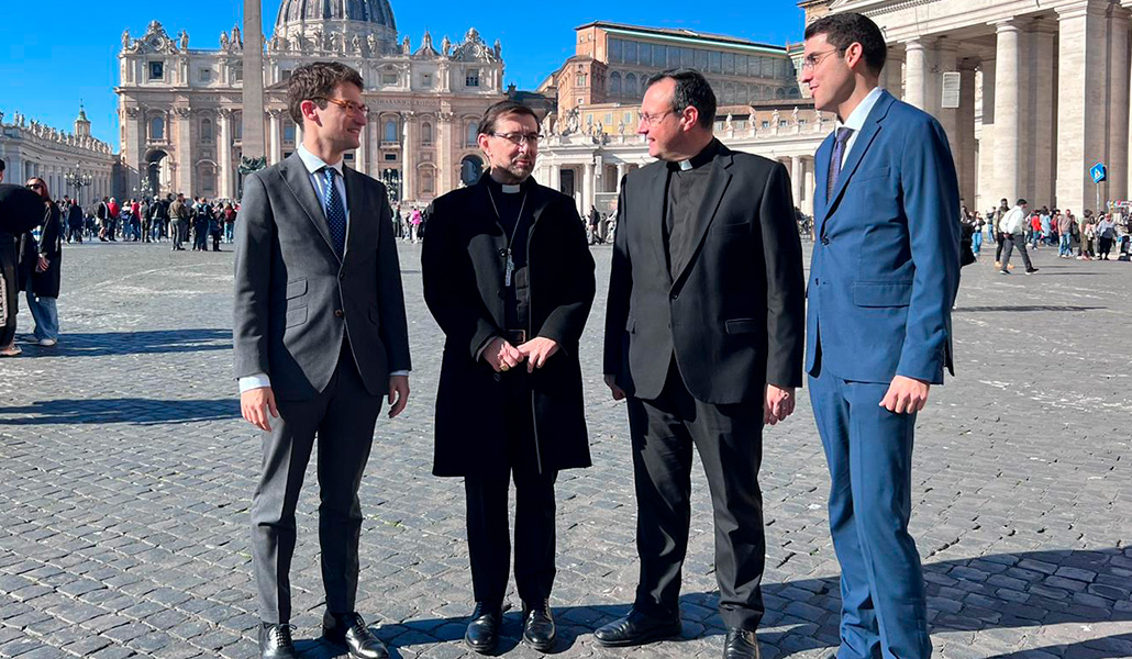 Con Simón (derecha) y Cobo tras encontrarse con el Papa Francisco. «Se emocionó».