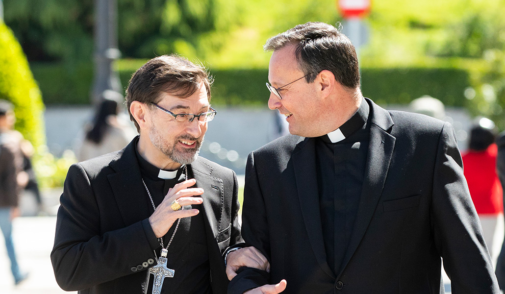 El arzobispo con José Antonio Álvarez el día de su nombramiento como obispo auxiliar, el 23 de abril de 2024.