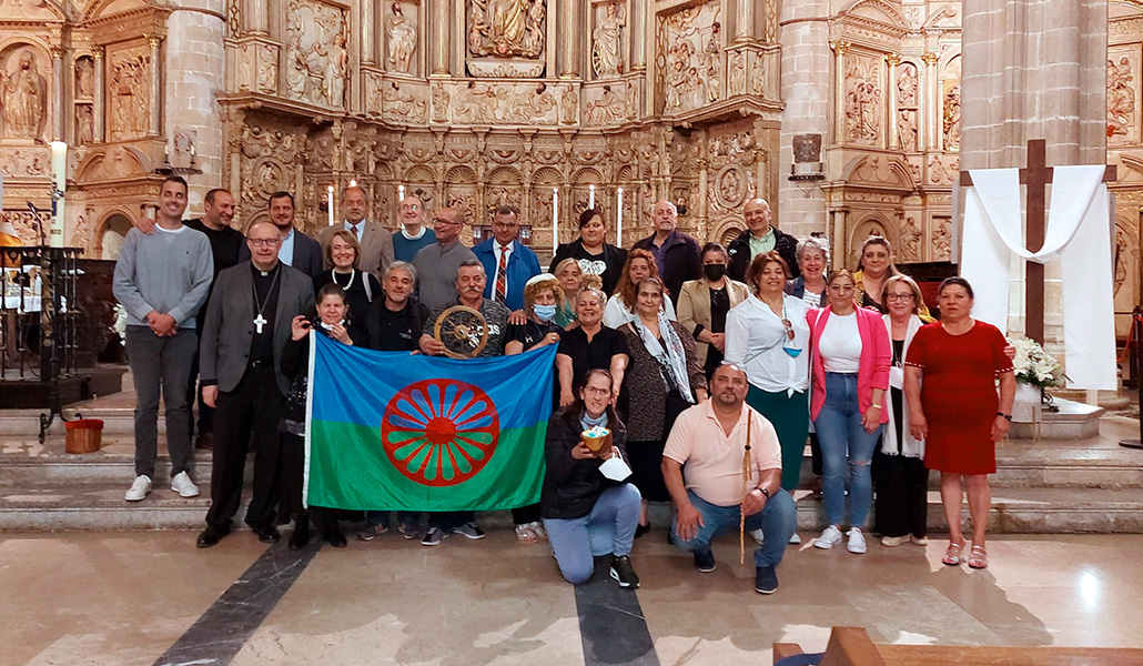 Gitanos españoles con la bandera de su etnia, que llevarán a Roma