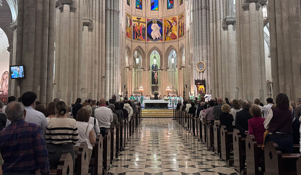 El cardenal durante la homilía en la catedral de la Almudena.