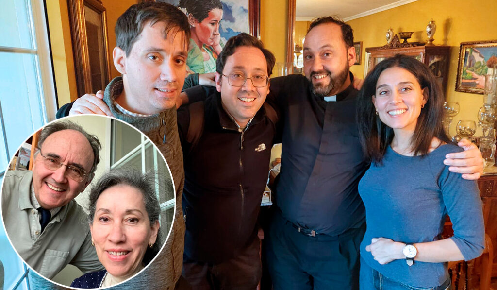 Pablo y Pedro José, los dos en el centro, son sacerdotes. A sus lados, sus otros dos hermanos. En el círculo, sus padres, Teresa y Juan Ignacio