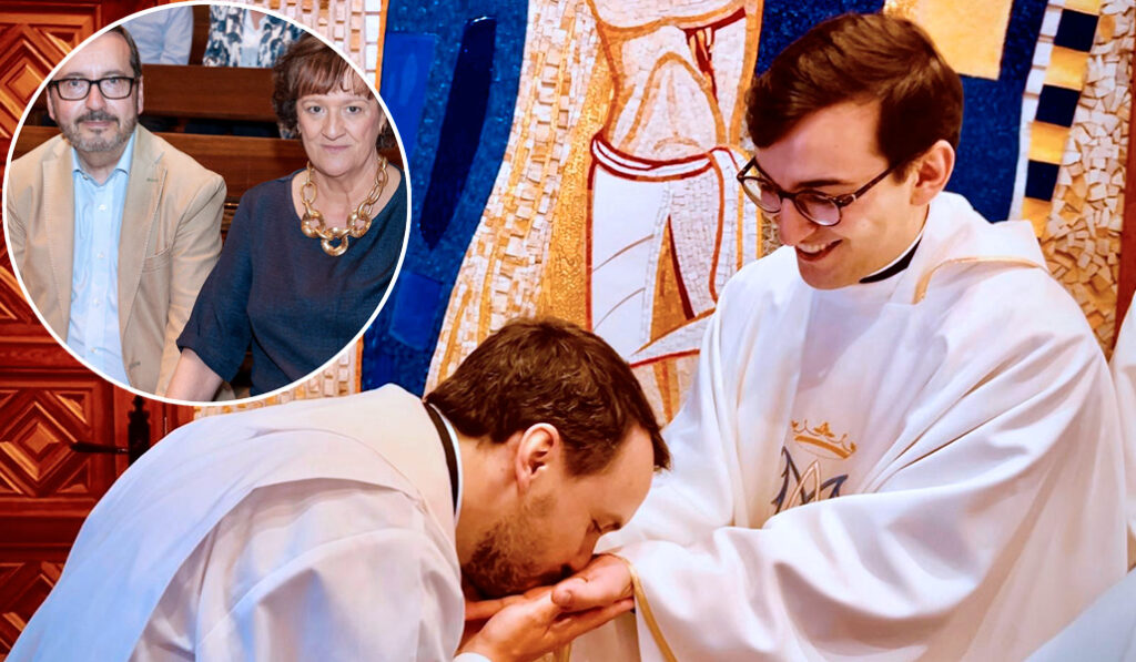 Eugenio hijo besa las manos de su hermano Álvaro el día que el pequeño fue también ordenado. En el círculo, sus padres, Eugenio y Pilar