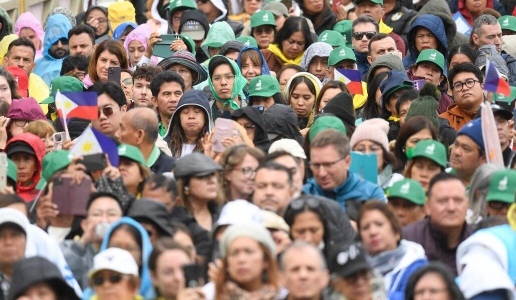 Asistentes a la Misa jubilar con migrantes y misioneros