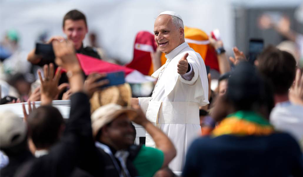 León XIV en el Jubileo de los Jóvenes pasea en papamóvil por Tor Vergata el 3 de agosto