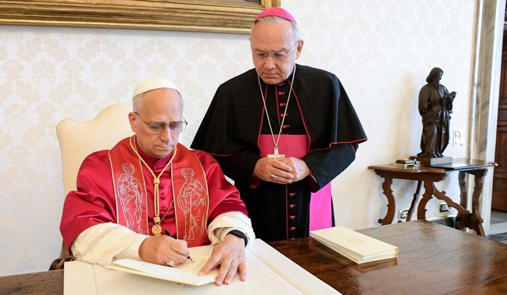 León XIV firma la exhortación al lado de Peña Parra