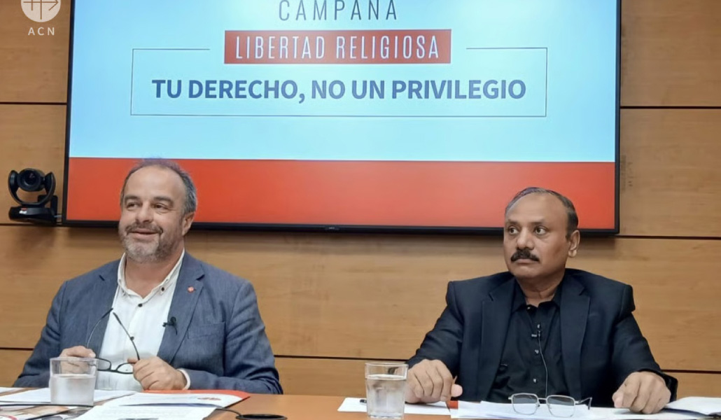 El director de ACN España y director de la Comisión Nacional Católica para la Justicia y la Paz (CNJP) de Pakistán durante la presentación del informe sobre libertad religiosa