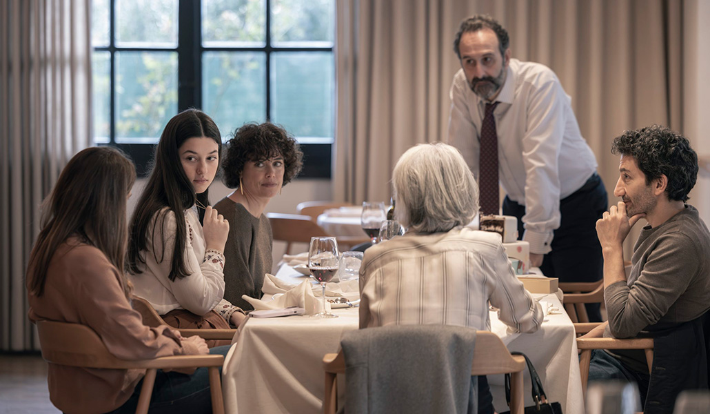 Blanca Soroa (segunda por la izquierda) es Ainara. De pie Miguel Garcés, que interpreta a su padre.