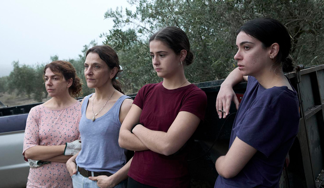 Antonia Zegers (segunda) y Elvira Lara (tercera) dan vida a Delia y a Anabel.