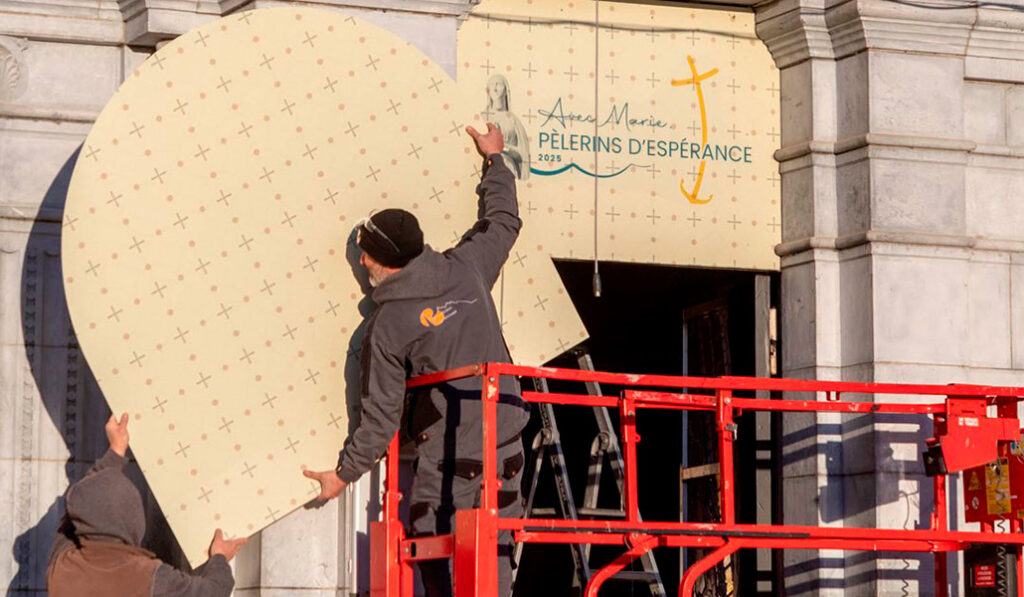 Momento del tapiado de los mosaicos