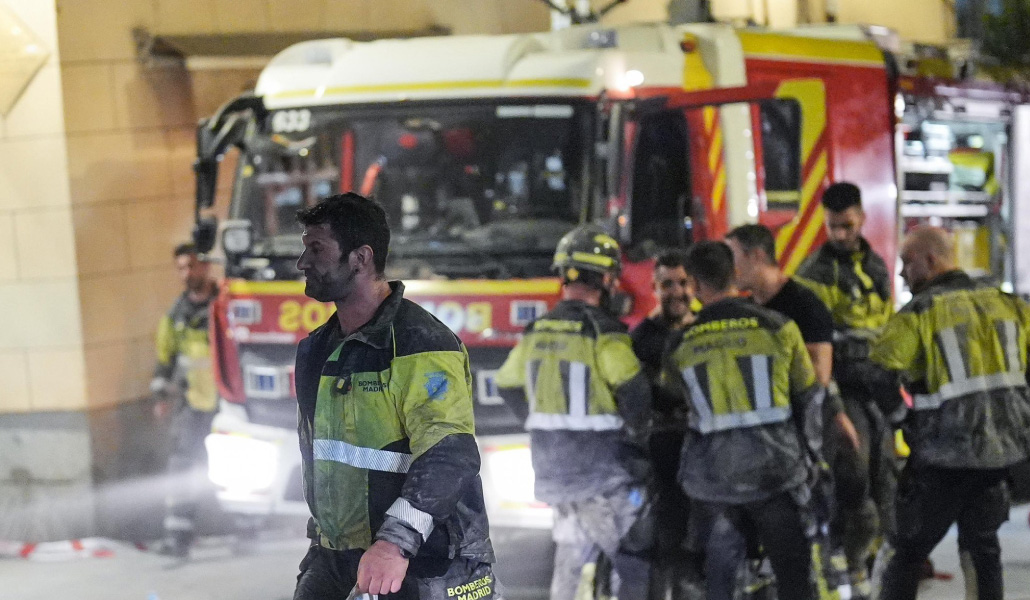 Los bomberos trabajando en la zona del derrumbe