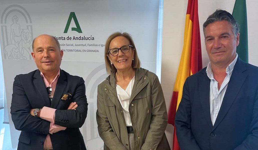 Nieto (izquierda) tras reunirse con la delegada territorial de Inclusión Social en Granada.