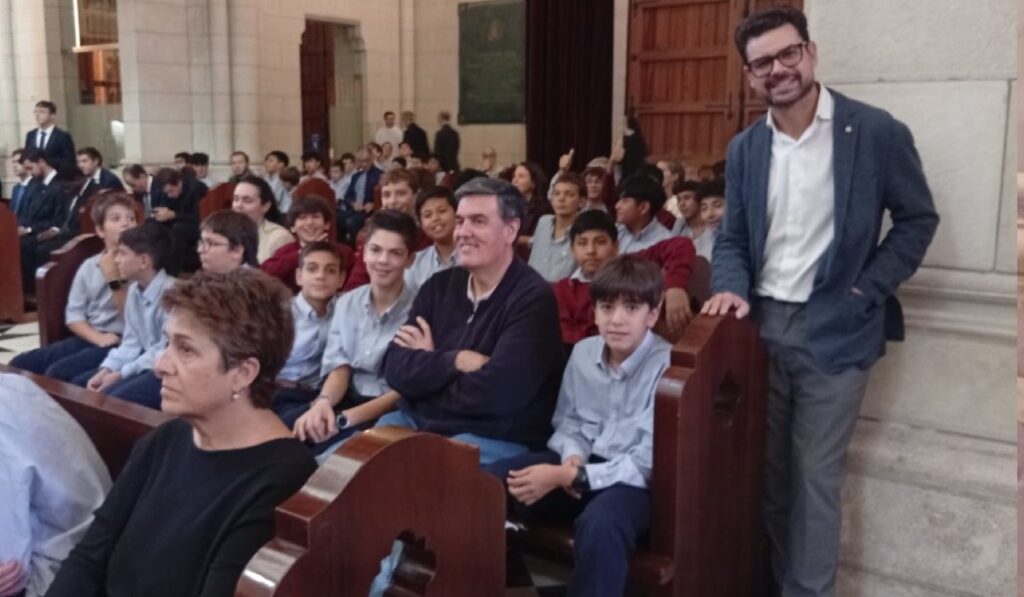 Marcos con los niños del colegio arzobispal.