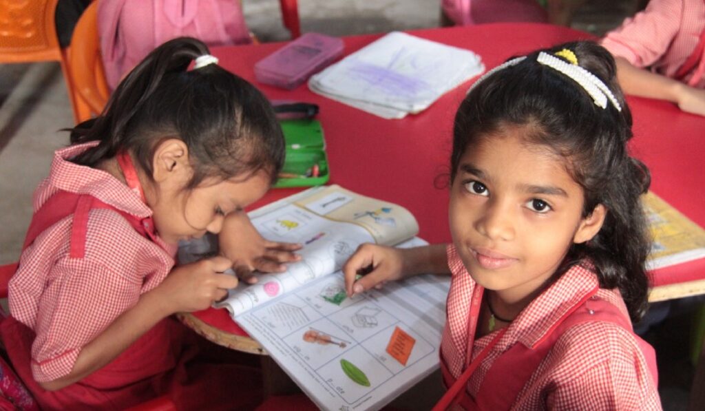 Alumnas del colegio de San Miguel en Nuevo Karachi (Pakistán)