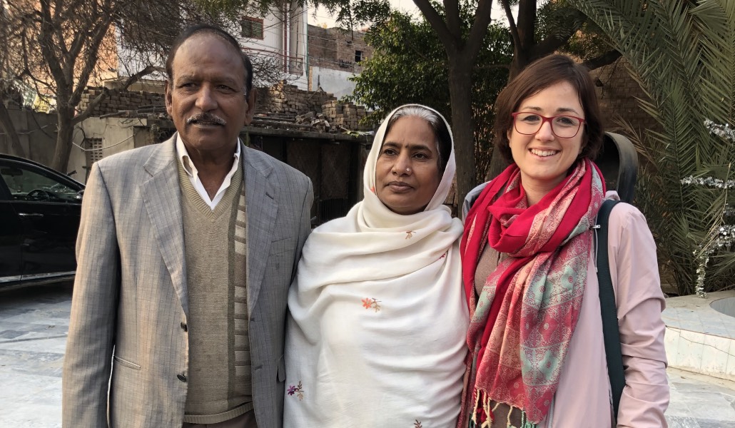 La experta en libertad religiosa con los padres de Akash Bashir, joven católíco asesinado en un atentado en Pakistán.