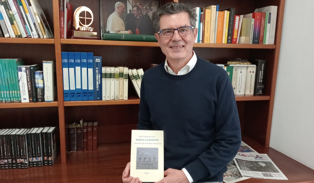 Martín Ortega en la sede de 'Alfa y Omega' con su libro