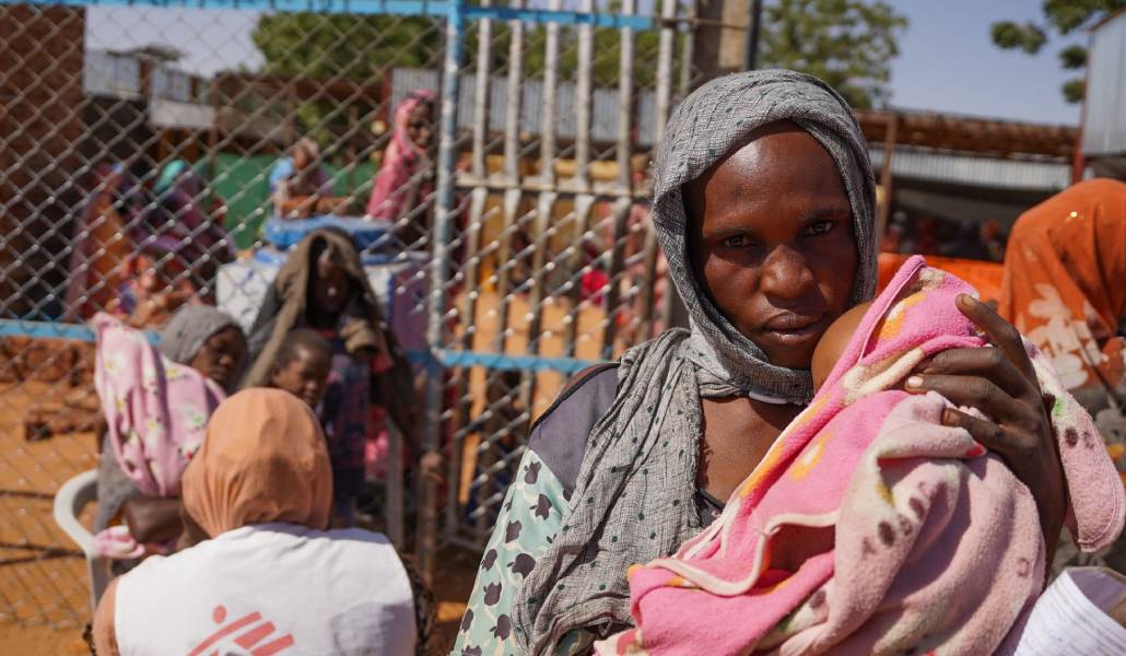 MSF atiende a desplazados en el campo de Zamzam, cerca de El Fasher, en 2024. La entidad ha denunciado masacres en El Fasher.