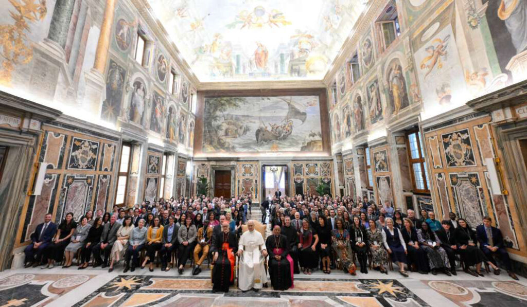 Participantes en el encuentro en la Sala Clementina
