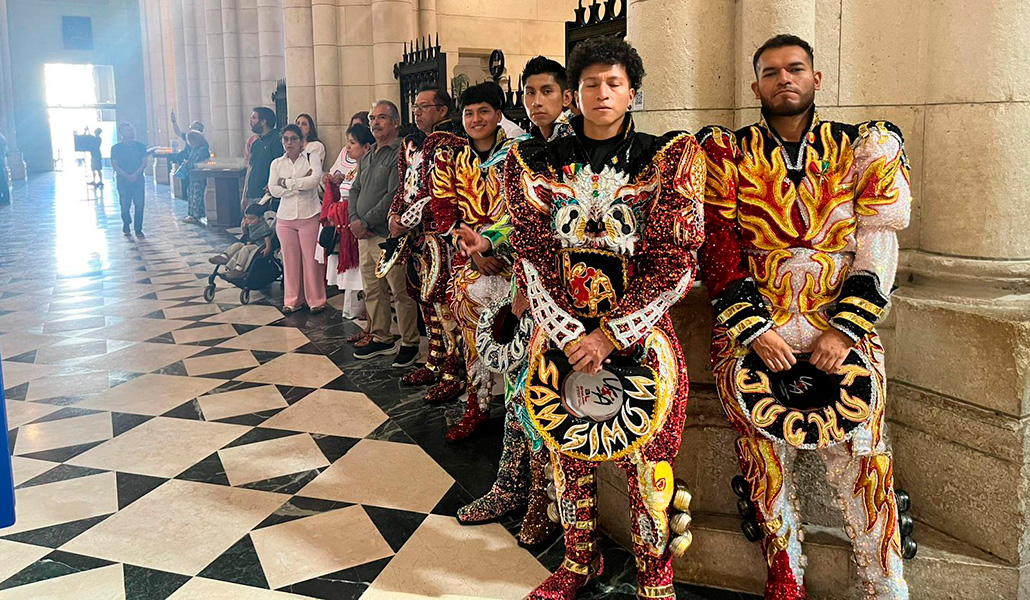 El grupo boliviano que bailó a la salida durante la celebración de la Misa