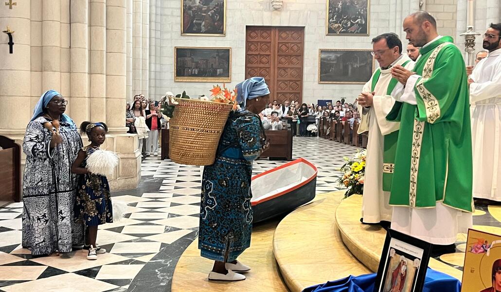 Entrega del Evangelio durante la Misa jubilar de los migrantes y refugiados. Foto: Cristina Sánchez Aguilar.
