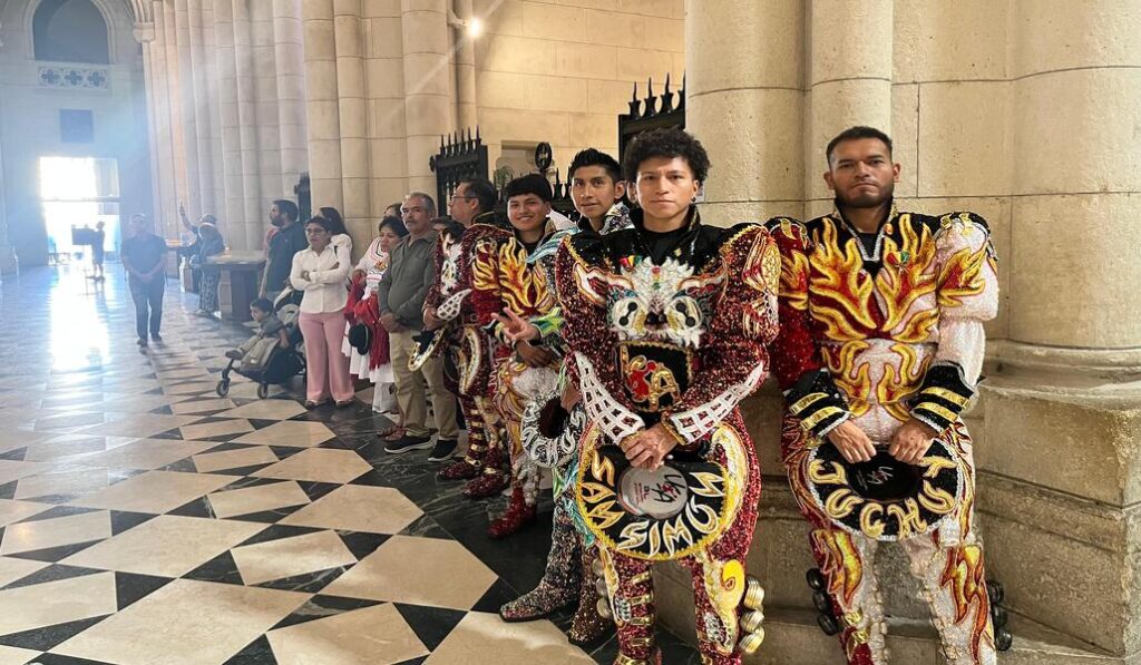 Un grupo de folclore boliviano durante la celebración