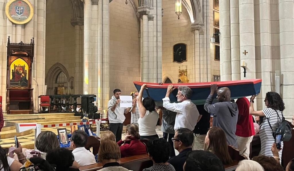 Antes de la celebración, varios voluntarios portaron una barcaza y traspasaron una valla